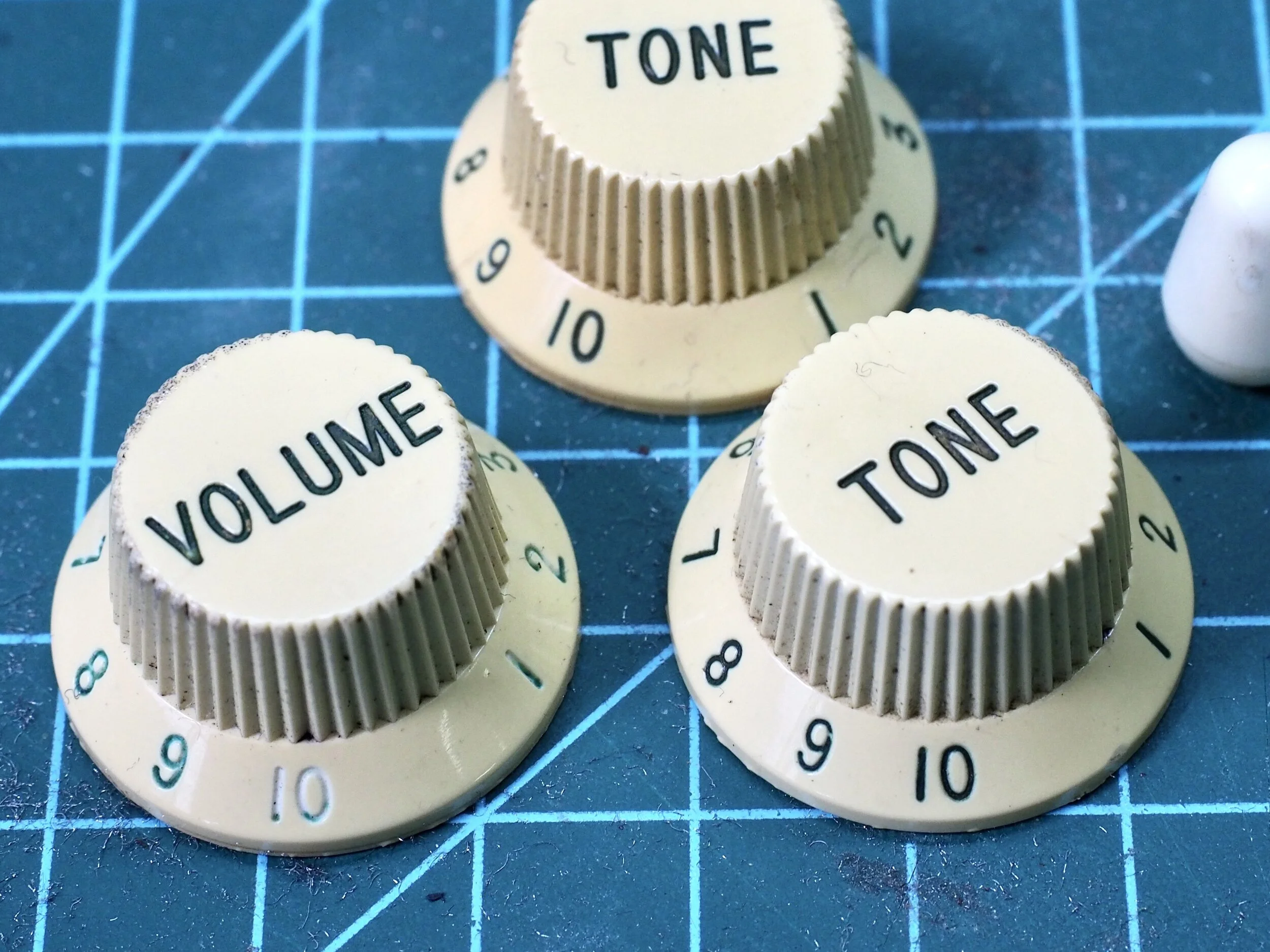 049ストラトキャスターのレリック — スタジオエム | ギターのカスタム